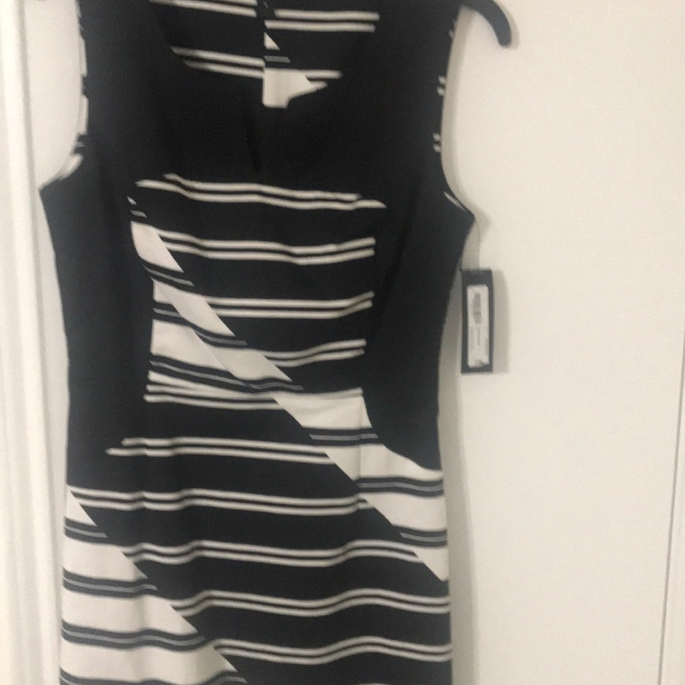Worthington sleeveless black/white v-neck dress. - Picture 7 of 7